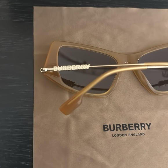 Burberry Sunglasses - Picture 9 of 9